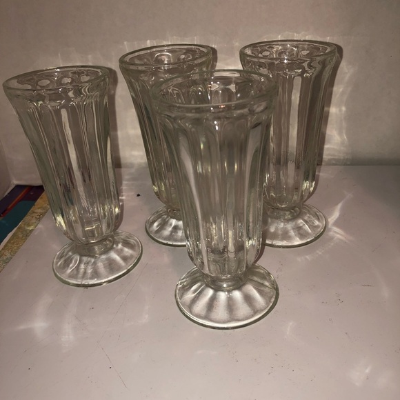 Elegant Clear Glass Sundae Cups Set of 4 , reminiscent of  old ice cream parlour - Picture 3 of 7